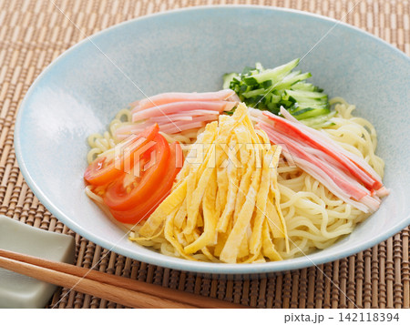 皿に盛った冷やし中華 142118394