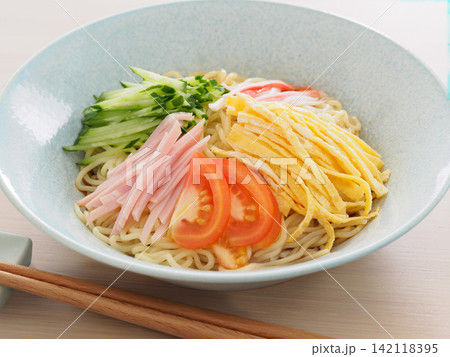 皿に盛った冷やし中華 142118395