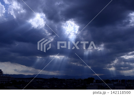 雲の隙間から差し込む光 142118500