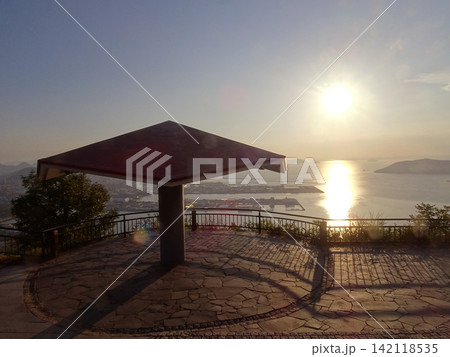 夕日に照らされ輝く瀬戸内海 ― 屋島・獅子の霊巌(香川県高松市) 夕日に照らされ輝く瀬戸内海 ― 屋島・獅子の霊巌(香川県高松市) 142118535
