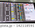 出発時間を待つ空港電光掲示板 142118591