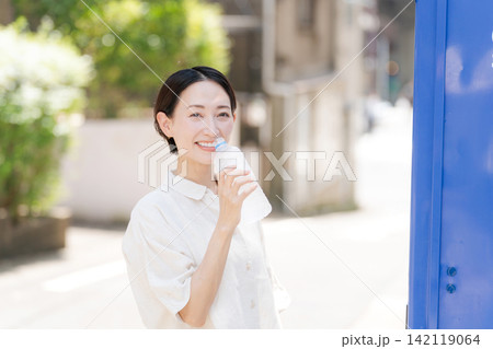 自販機で買った水を飲む女性 自販機で買った水を飲む女性 142119064