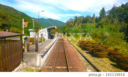 夏の単線風景 142119918