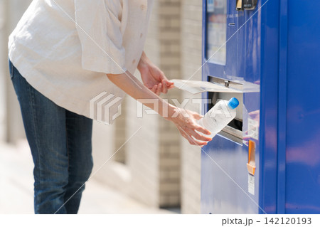 自販機の取り出し口から水を出す女性 自販機の取り出し口から水を出す女性 142120193
