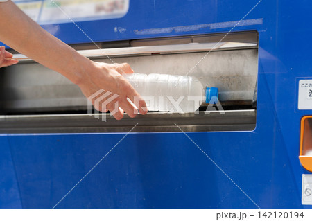 自販機の取り出し口から水を出す女性 自販機の取り出し口から水を出す女性 142120194
