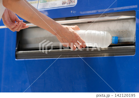 自販機の取り出し口から水を出す女性 自販機の取り出し口から水を出す女性 142120195