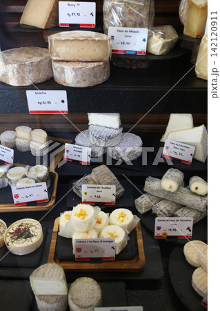 百種類以上ののチーズが並ぶパリのチーズ専門店 百種類以上ののチーズが並ぶパリのチーズ専門店 142120911