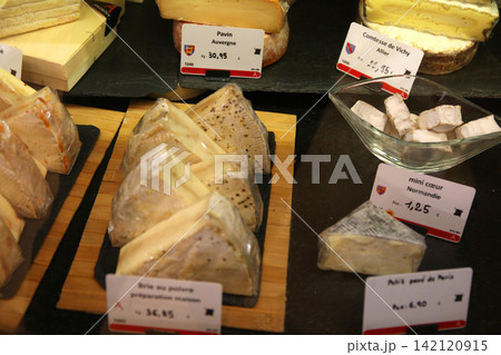 百種類以上ののチーズが並ぶパリのチーズ専門店 百種類以上ののチーズが並ぶパリのチーズ専門店 142120915