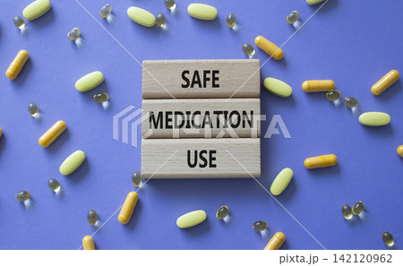 Safe Medication Use symbol. Concept words Safe Medication Use on wooden blocks. Beautiful purple background with pills. Healthcare and Safe Medication Use concept. Copy space. Safe Medication Use symbol. Concept words Safe Medication Use on wooden blocks. Beautiful purple background with pills. Healthcare and Safe Medication Use concept. Copy space. 142120962