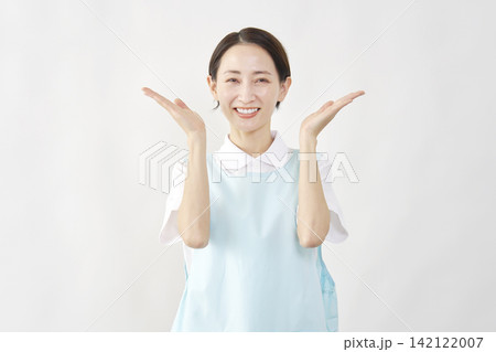 左右を手で指す介護士女性 白背景 左右を手で指す介護士女性 白背景 142122007