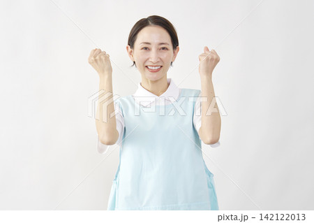 介護士女性　ガッツポーズ　白背景 142122013