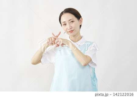 介護士女性　ばつ印のポーズ　白背景 142122016