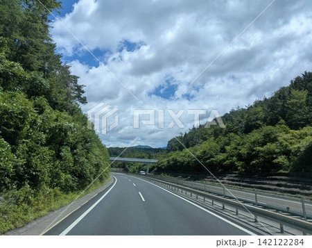 夏の緑豊かな山間を走るカーブした高速道路 夏の緑豊かな山間を走るカーブした高速道路 142122284
