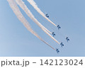 青空を舞うブルーインパルスと美しい展示飛行の軌跡 142123024