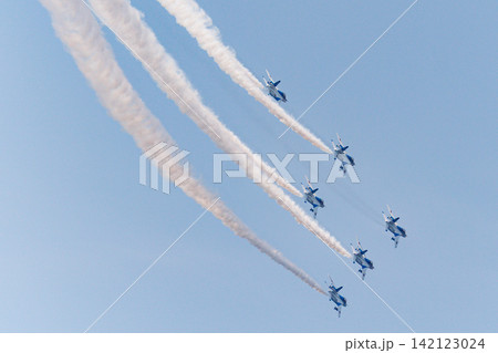 青空を舞うブルーインパルスと美しい展示飛行の軌跡 青空を舞うブルーインパルスと美しい展示飛行の軌跡 142123024
