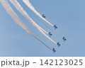 快晴の青空に描かれるブルーインパルスの飛行 142123025