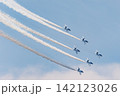 快晴の青空に描かれるブルーインパルスの飛行 142123026