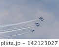 青空と白い航跡が美しいブルーインパルスの展示飛行 142123027