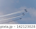 晴れ渡る空を飛行するブルーインパルスの航空ショー 142123028