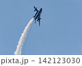 青空と白い航跡が美しいブルーインパルスの展示飛行 142123030