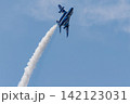 晴天の青空を編隊飛行するブルーインパルスの展示飛行 142123031