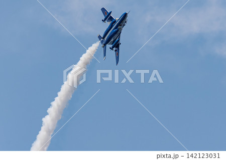 晴天の青空を編隊飛行するブルーインパルスの展示飛行 晴天の青空を編隊飛行するブルーインパルスの展示飛行 142123031
