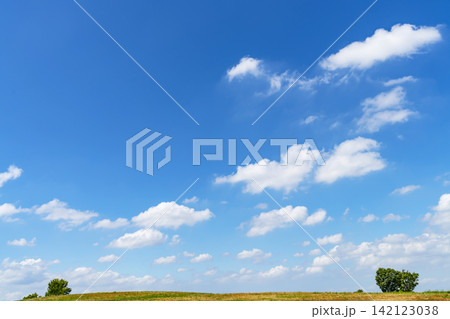 夏の青空と雲と草原 142123038