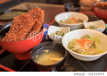 ボリュームがあって美味しいタレかつ丼の定食 ボリュームがあって美味しいタレかつ丼の定食 142123473