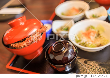 ボリュームがあって美味しいタレかつ丼の定食 ボリュームがあって美味しいタレかつ丼の定食 142123474