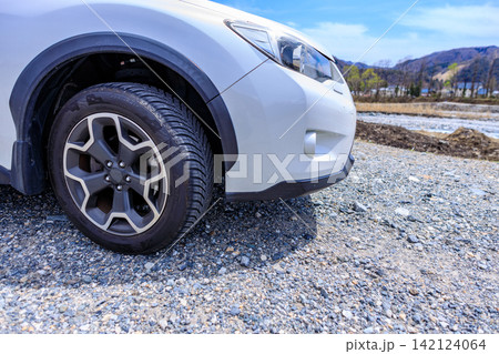 未舗装道路でも安心してドライブできるオールシーズンタイヤを装着したSUV 未舗装道路でも安心してドライブできるオールシーズンタイヤを装着したSUV 142124064