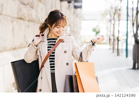 ショッピングをする若い女性 142124390