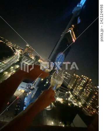 福岡タワーでカップル記念日乾杯 福岡タワーでカップル記念日乾杯 142124498