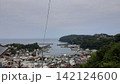 真鶴の港と海辺の町並みを望む風景 142124600