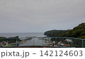 高台から望む真鶴港と相模湾の海岸風景 142124603