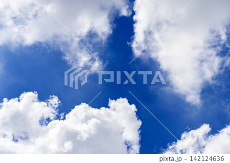 夏の午前の青空と広がっていくダイナミックな白い雲 東京都練馬区にて撮影 夏の午前の青空と広がっていくダイナミックな白い雲 東京都練馬区にて撮影 142124636