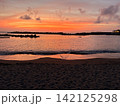 夕焼けに染まる海 142125298
