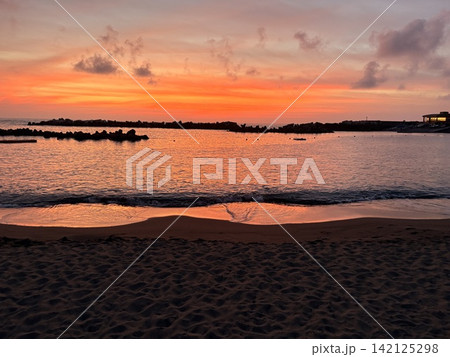 夕焼けに染まる海 142125298