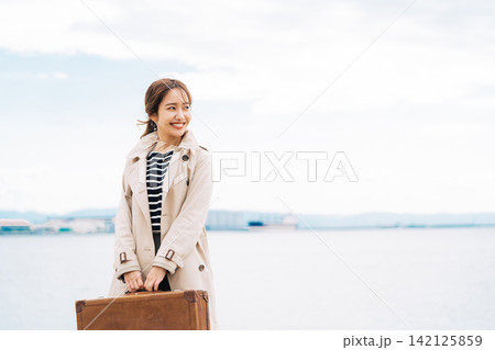 旅行をする女性 旅行をする女性 142125859
