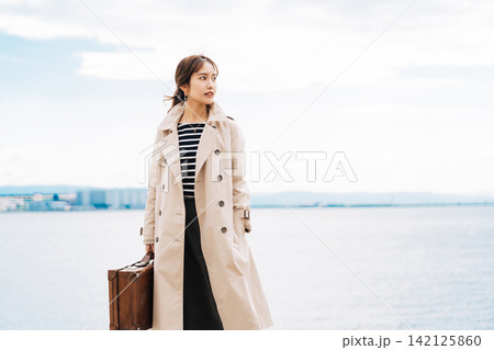 旅行をする女性 旅行をする女性 142125860