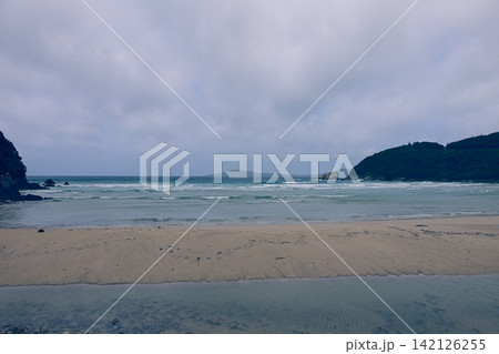 綺麗な砂浜と澄んだエメラルドグリーンの海が広がる貝津海水浴場の風景 142126255