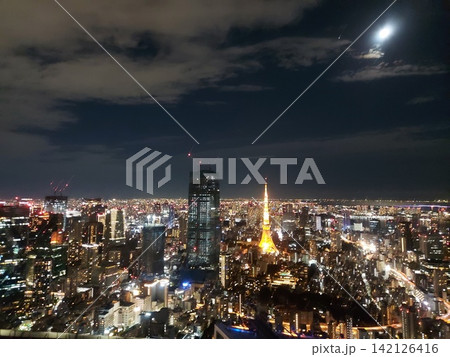 夜景とビルの屋上から 142126416