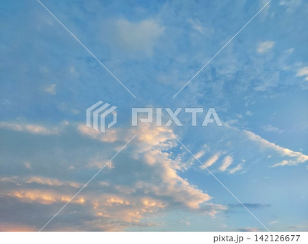 朝焼けに染まる雲 朝焼けに染まる雲 142126677