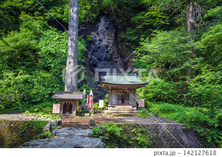 山形 羽黒山羽黒神社 須賀の滝と祓川神社 山形 羽黒山羽黒神社 須賀の滝と祓川神社 142127618