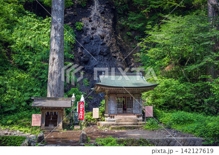 山形 羽黒山羽黒神社 須賀の滝と祓川神社 山形 羽黒山羽黒神社 須賀の滝と祓川神社 142127619