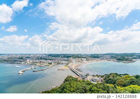 《神奈川県》日本の観光地 真夏の江ノ島海岸を望む（令和8年8月） 142128888