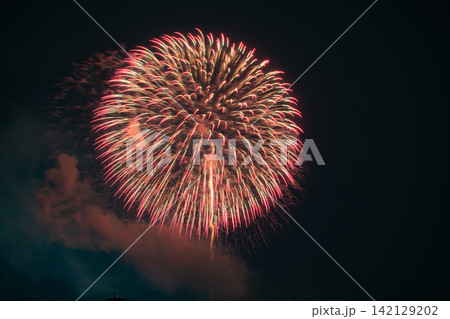 夏の夜空を鮮やかに彩る大輪の花火と煙 夏の夜空を鮮やかに彩る大輪の花火と煙 142129202