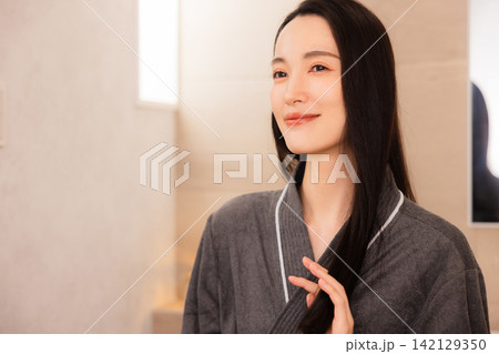 バスローブ　美容イメージ　　 142129350