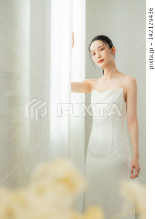 白いドレスを着た若い女性  142129436