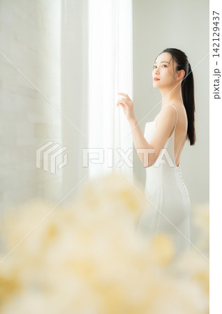 白いドレスを着た若い女性  142129437