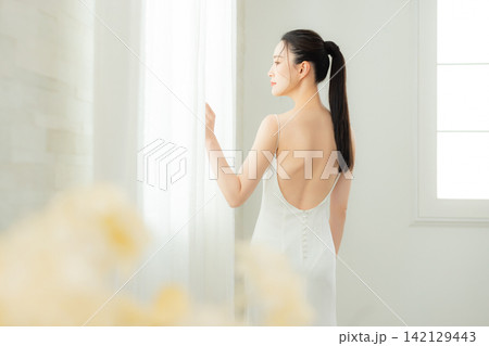 白いドレスを着た若い女性  142129443